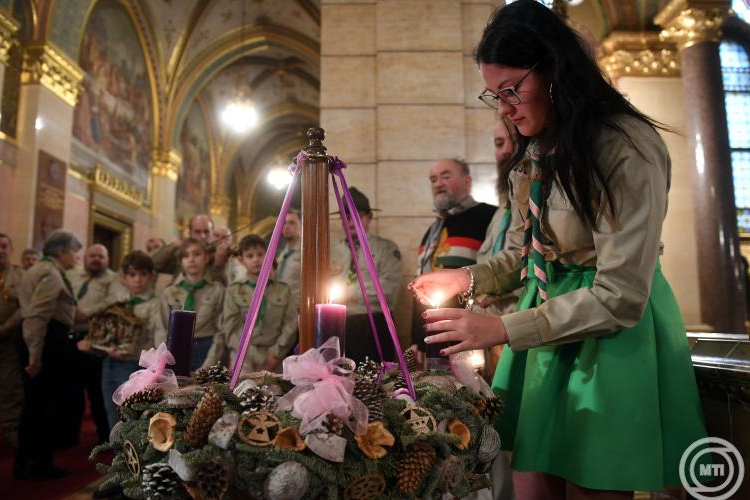 Megérkezett a Parlamentbe a betlehemi Születés Templomában meggyújtott Békeláng