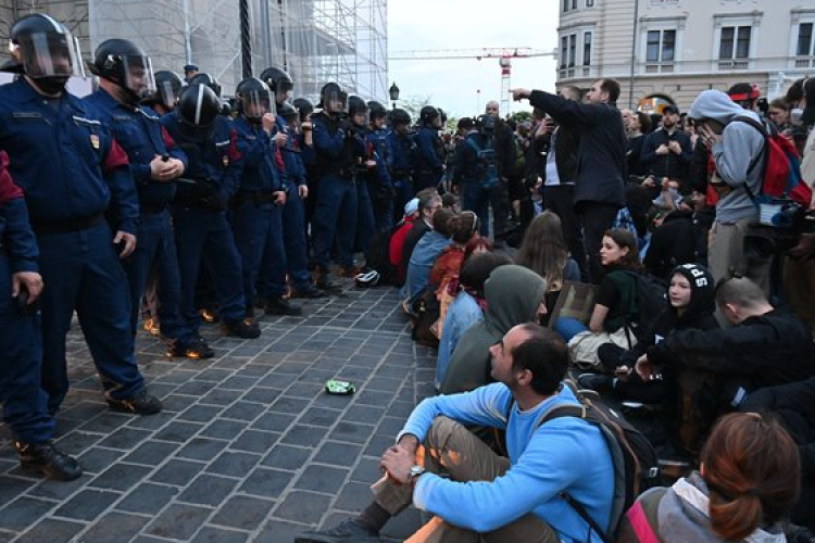 A pedagógusok státusztörvénye ellen tüntettek diákok Budapesten